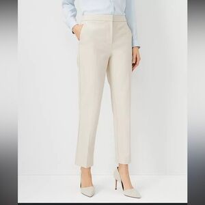 Anne Klein Cream Cropped Trousers Size 4.